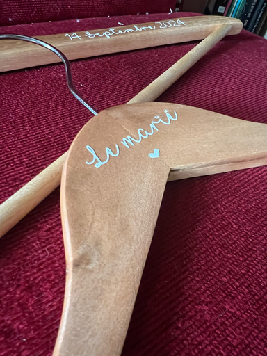 Cintre en bois personnalisé